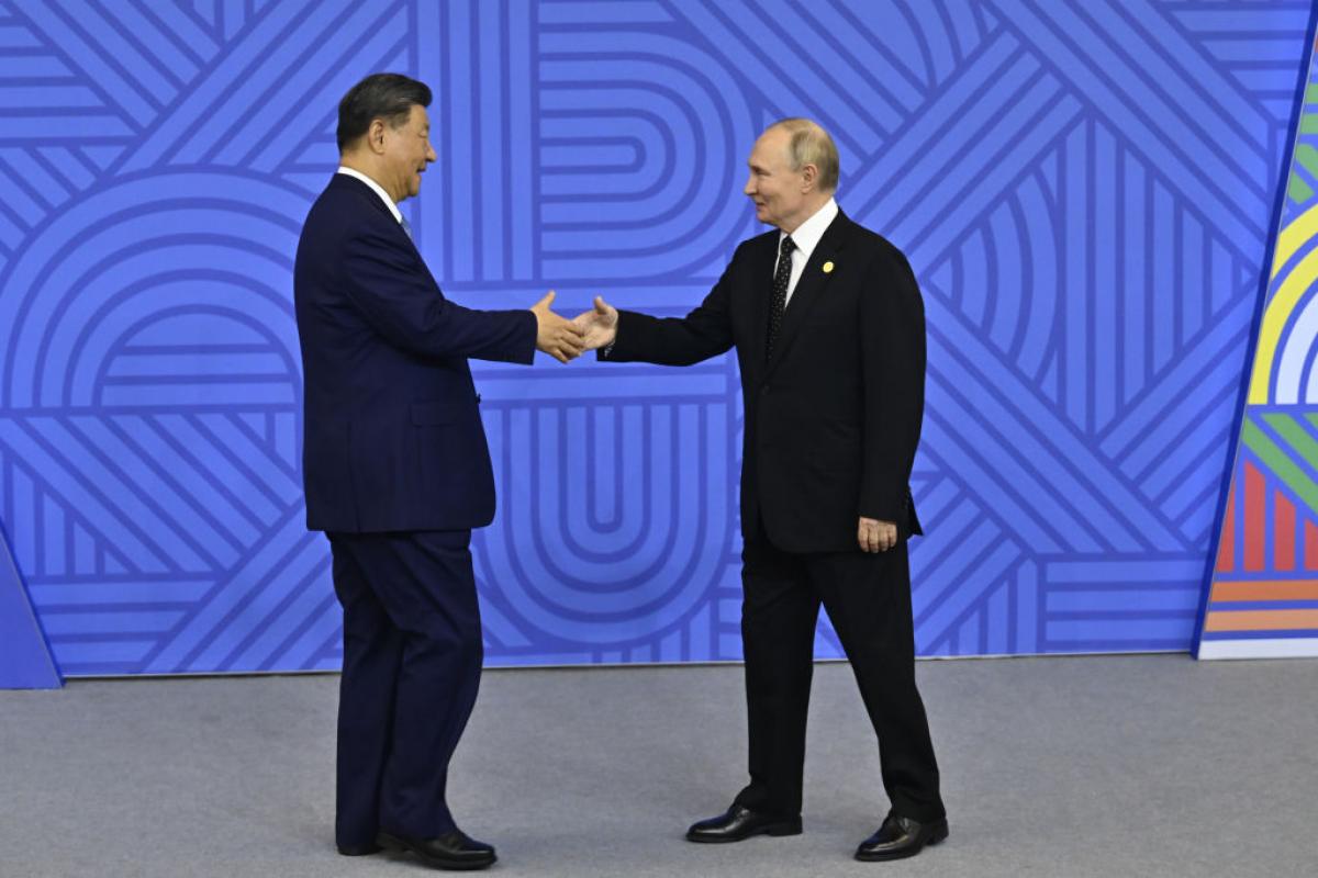 Xi Jinping y Vladimir Putin se saludan en una reunión de los BRICS, en 2024.