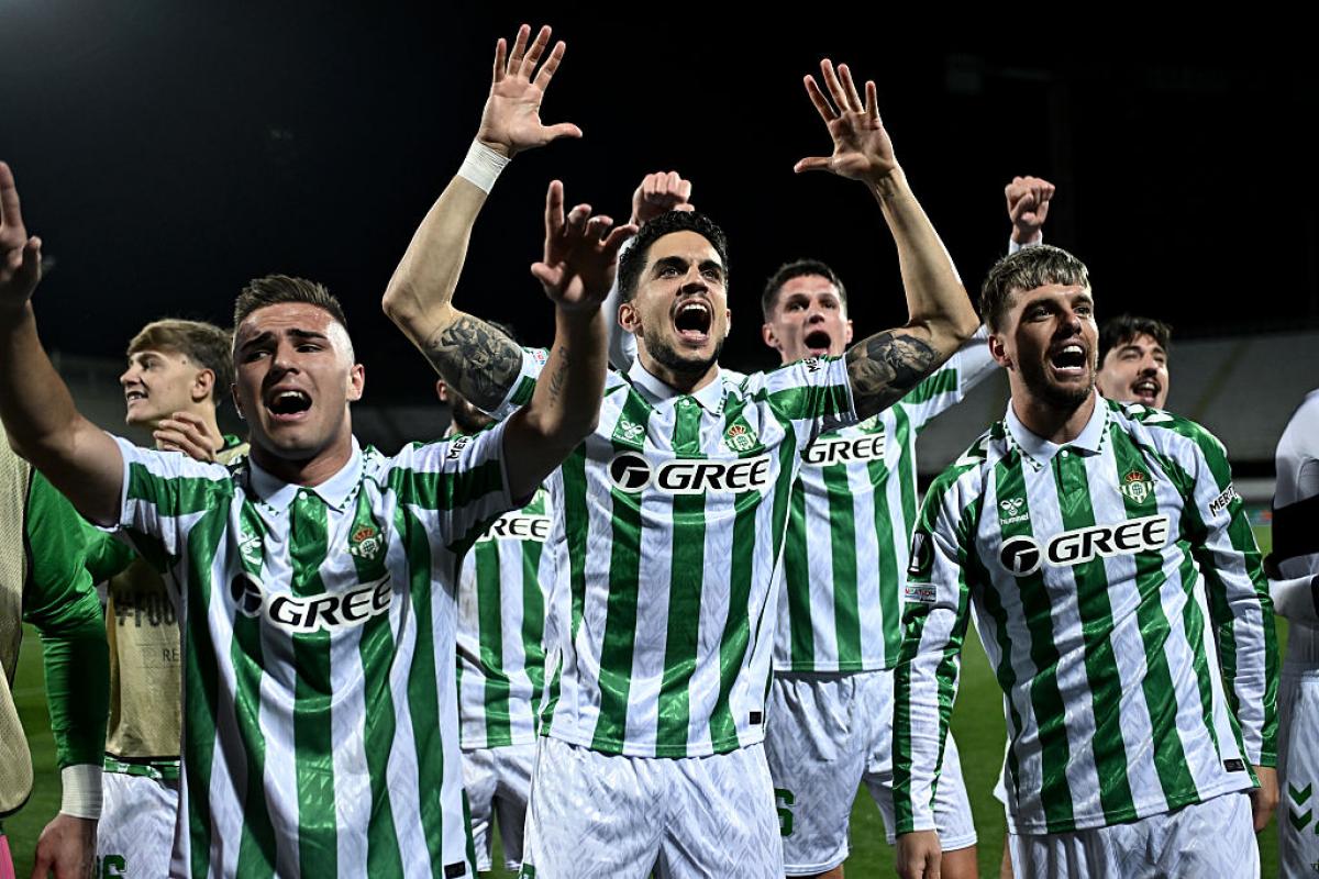 Los jugadores del Betis celebran la clasificación para la final de Conference League.