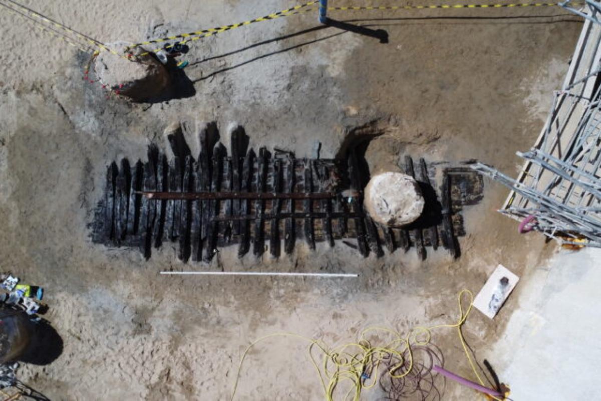 Restos arqueológicos del pecio de un barco hallados durante una obra en el antiguo Mercat del Peix, en la Ciutadella de Barcelona (Cataluña).