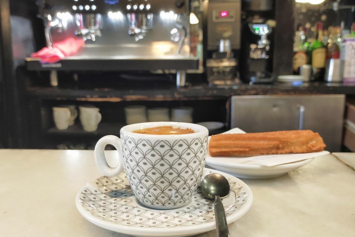 Un bar de Barcelona se hace viral por cobrarte el café según el tiempo que tardes en bebértelo
