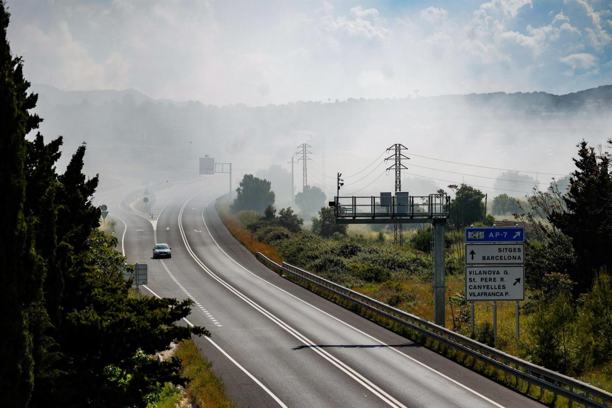Una nube tóxica recubre el cielo de las localidades afectadas por el incendio de una fábrica este sábado.