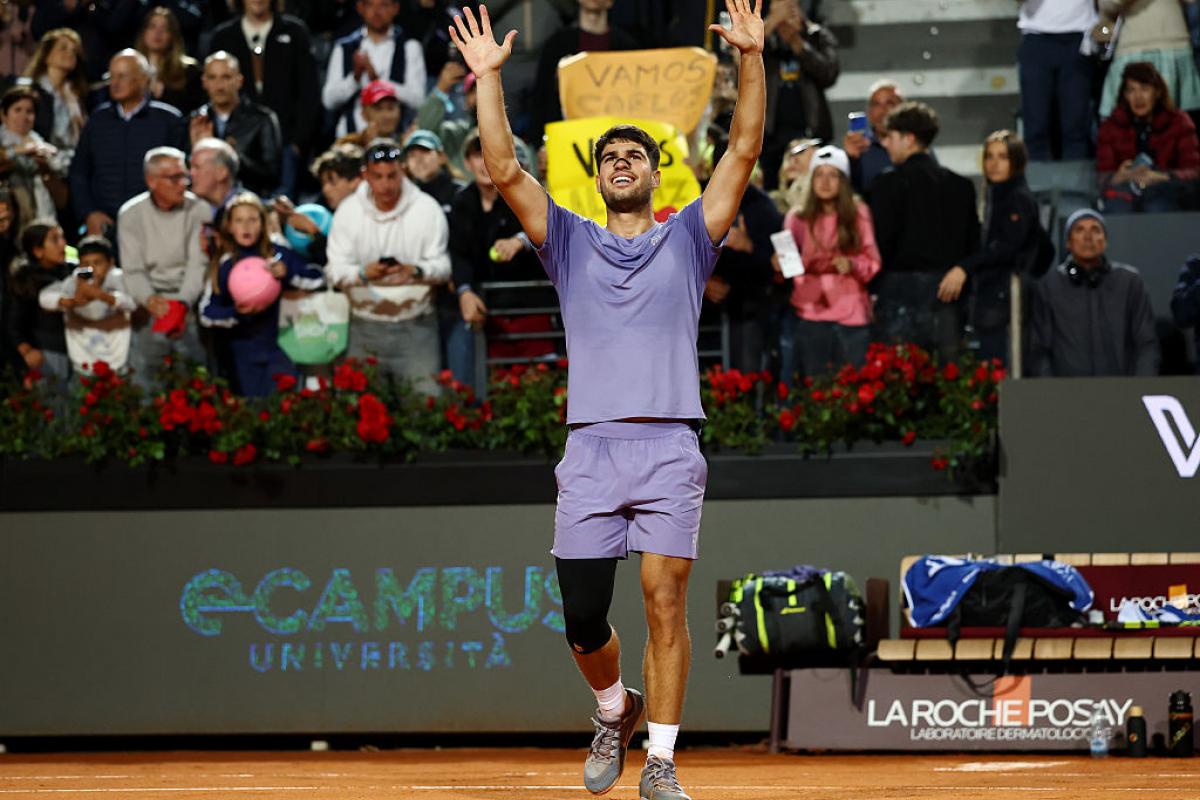 Carlos Alcaraz celebra su pase a los octavos del Masters 1000 de Roma.