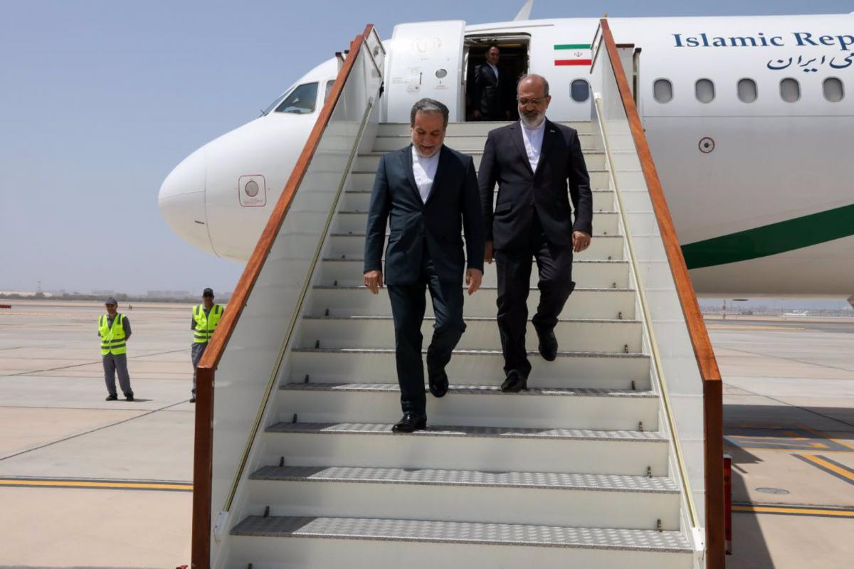 El ministro de Exteriores de Irán, Abbas Araqchi, a su llegada a Omán.