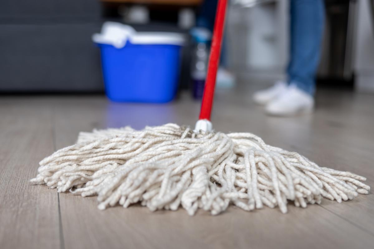 Una persona fregando, en una imagen de archivo.