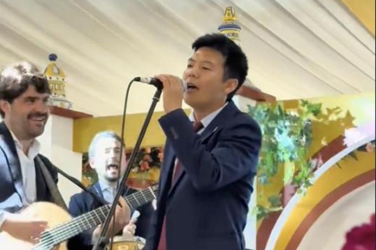 Daiki Mori coge el micrófono en la Feria de Abril