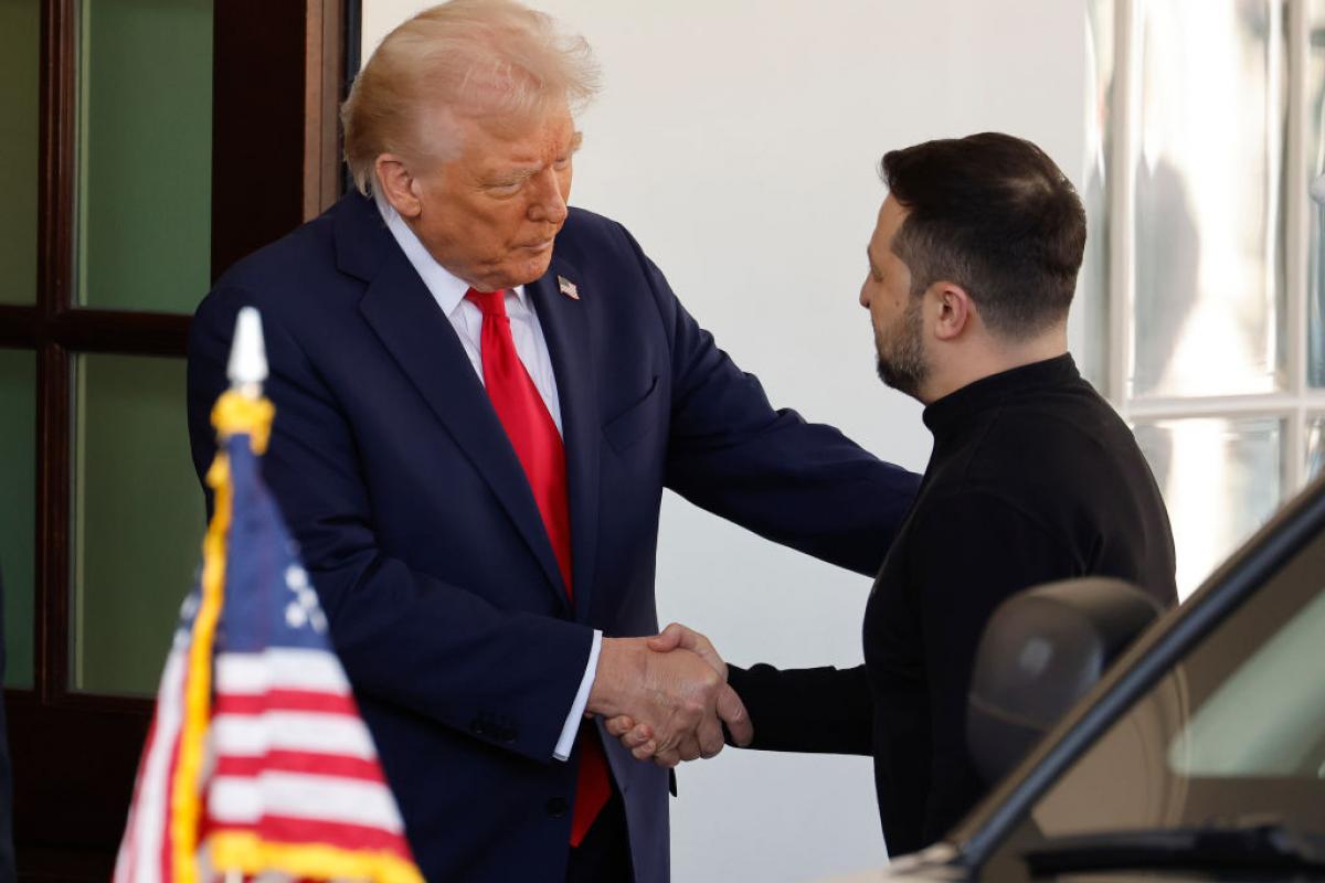 Donald Trump saluda a Volodimir Zelenski a su llegada a la Casa Blanca, en un encuentro que acabaría siendo histórico