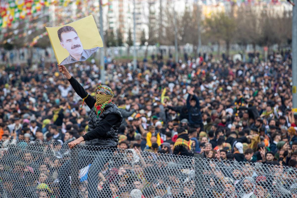 Manifestación prokurda en Ankara. Un joven porta un retrato de Abdullah Öcalan, fundador del PKK.