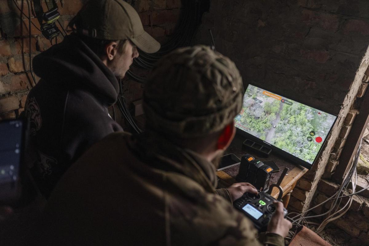 Soldados ucranianos utilizan drones para vigilar el frente.