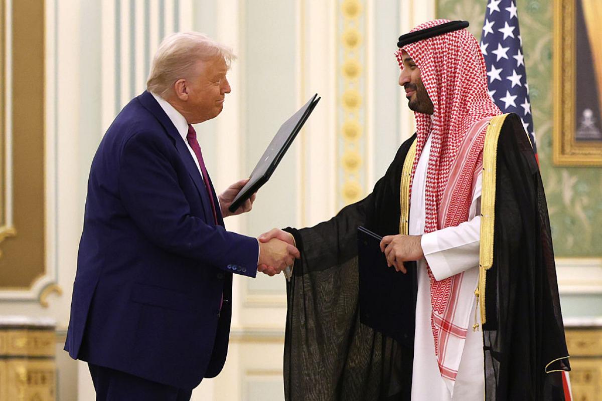 Donald Trump y Mohammed bin Salman firman el acuerdo comercial entre EEUU y Arabia Saudí
