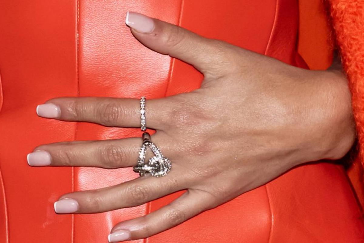 una mano con las uñas bonitas sobre un vestido