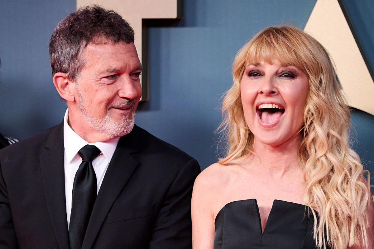 La actriz Cayetana Guillén Cuervo, presentadora de la gala, y el actor Antonio Banderas, Premio Talía de Honor 2025