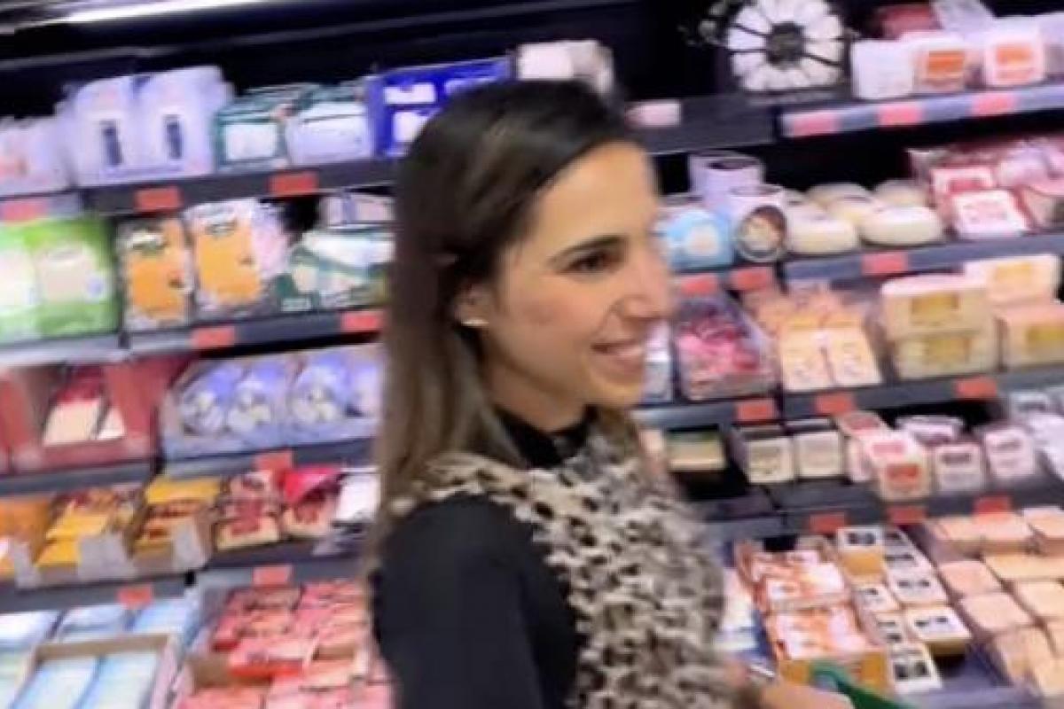 La dietista Maria de Lluc en los pasillos de Mercadona.