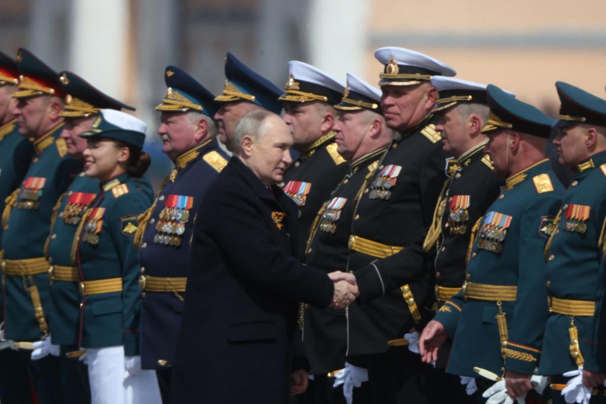 Ronda de saludos de Vladimir Putin en el desfile del Día de la Victoria en Moscú.