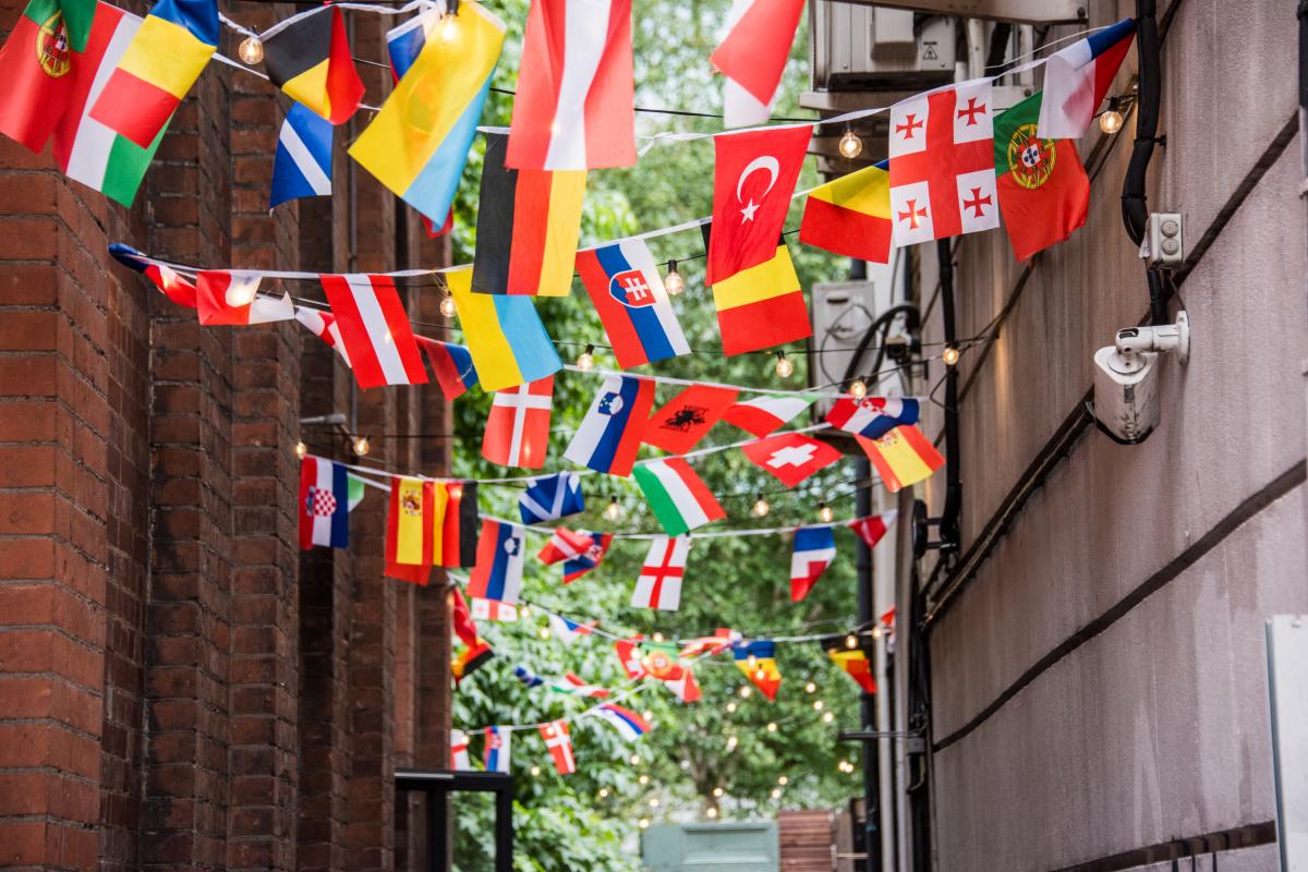 Banderas de varios países.