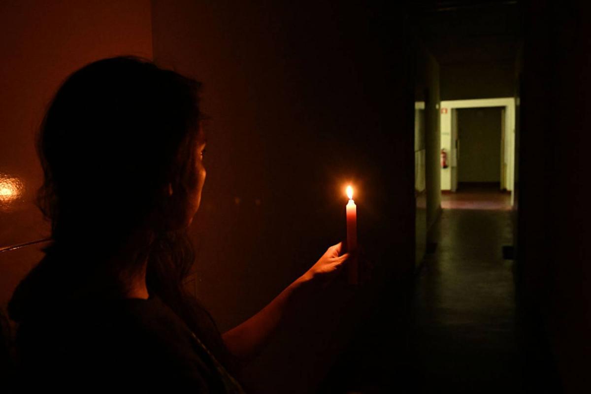 Una mujer durante el apagón en España