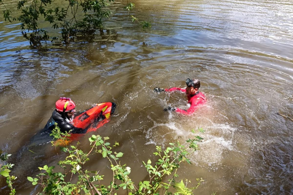 Búsqueda del pescador desaparecido tras caer al embalse de Palombera (Cantabria).