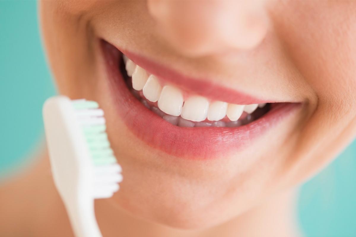 ¿Cómo mantener los dientes blancos? Con el blanqueamiento dental.