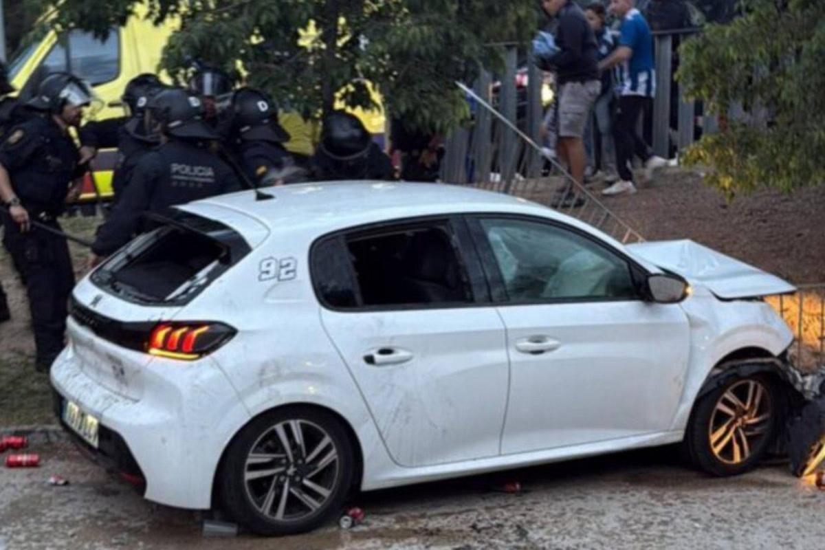 Estado en el que ha quedado el vehículo implicado en el atropello múltiple antes del derbi entre Espanyol y Barça.