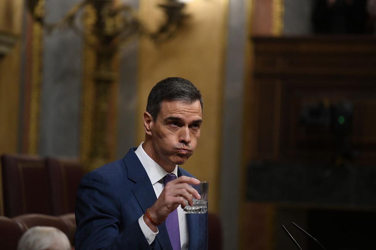 Pedro Sánchez, refrescándose durante una intervención en el Congreso