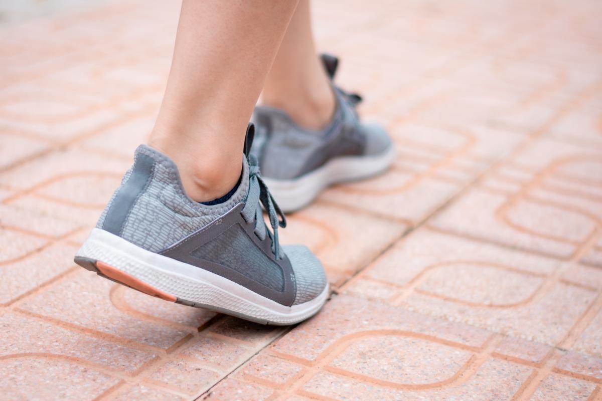 Una persona caminando.