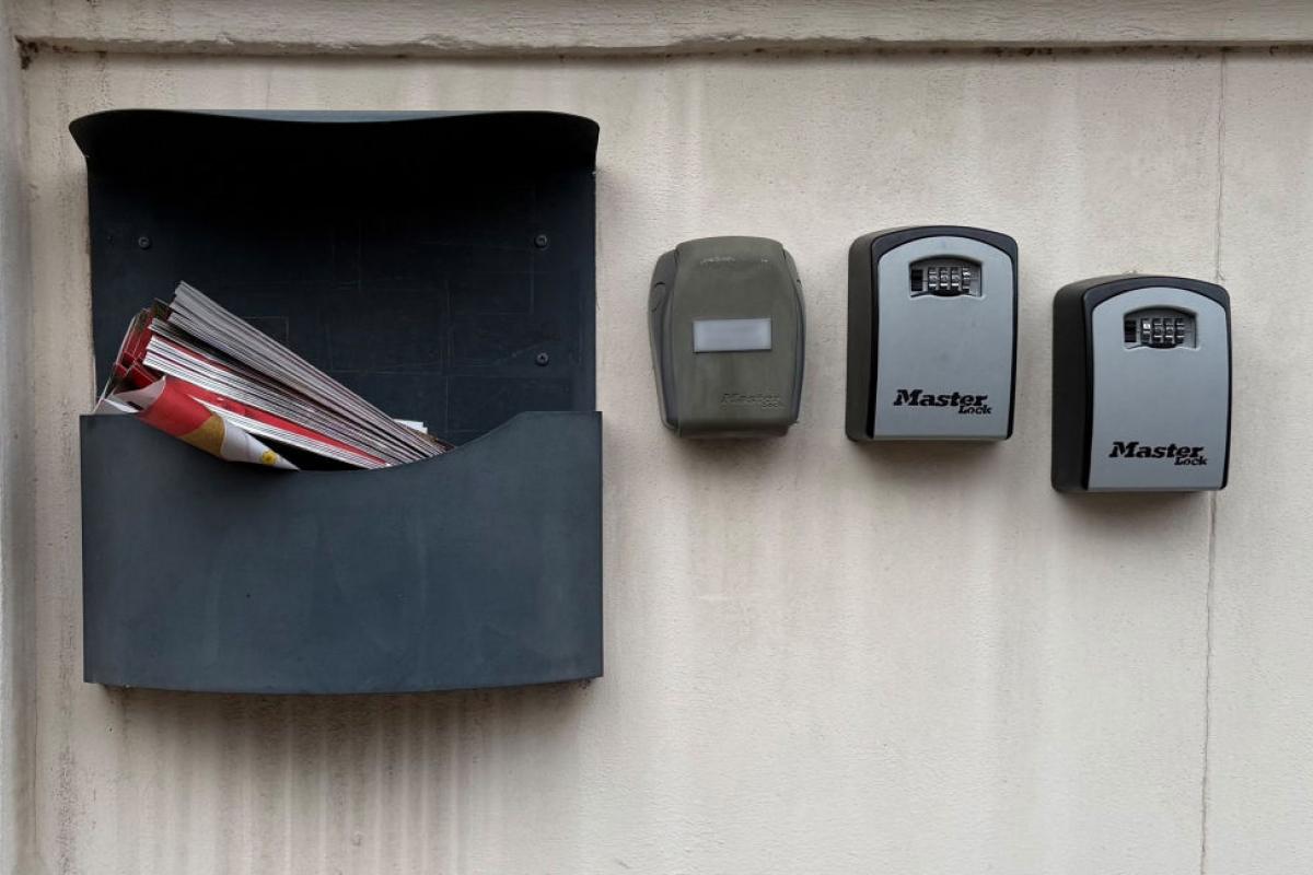 Cajas de llaves con contraseña, a la puerta de viviendas turísticas en Roma (Italia).