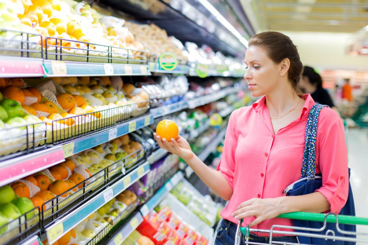 Imagen de una persona eligiendo fruta en el supermercado.