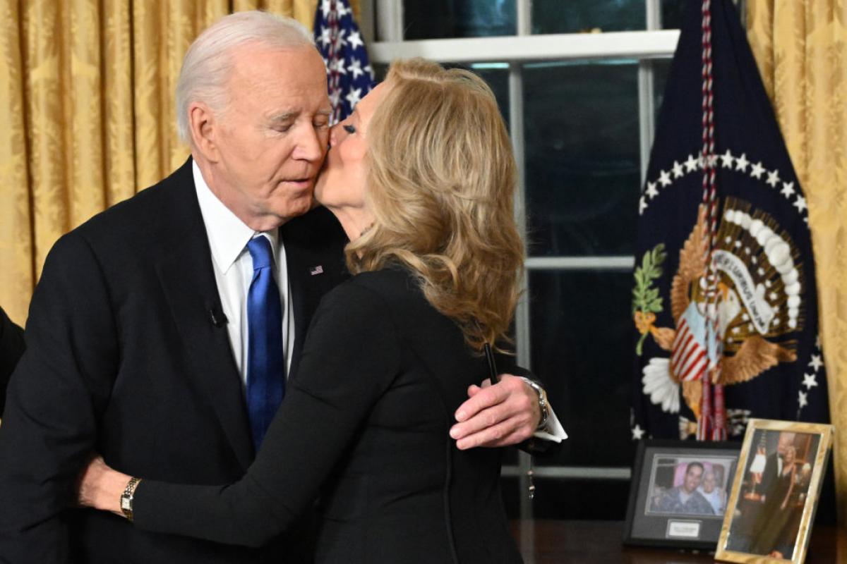 Joe Biden y su mujer, Jill, se besan tras el mensaje de despedida a la nación del por entonces presidente del país