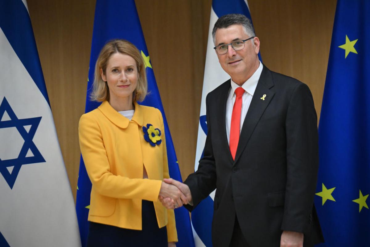 El ministro de Exteriores israelí, Gideon Saar, y Kaja Kallas, durante sus negociaciones en febrero