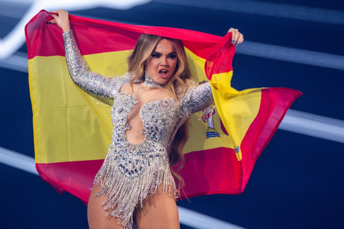 Melody ondea la bandera española en el desfile que abrió la final en Basilea.