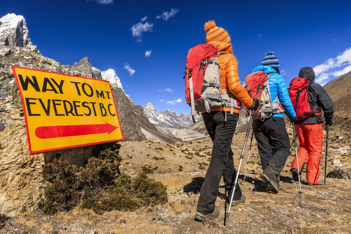 Un grupo de excursionistas en el Parque Nacional del Everest.