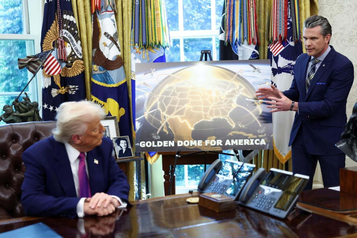 El secretario de Defensa, Pete Hegseth, explica ante Donald Trump cómo funcionará la 'Cúpula Dorada' con la que prometen proteger a Estados Unidos de sus enemigos.