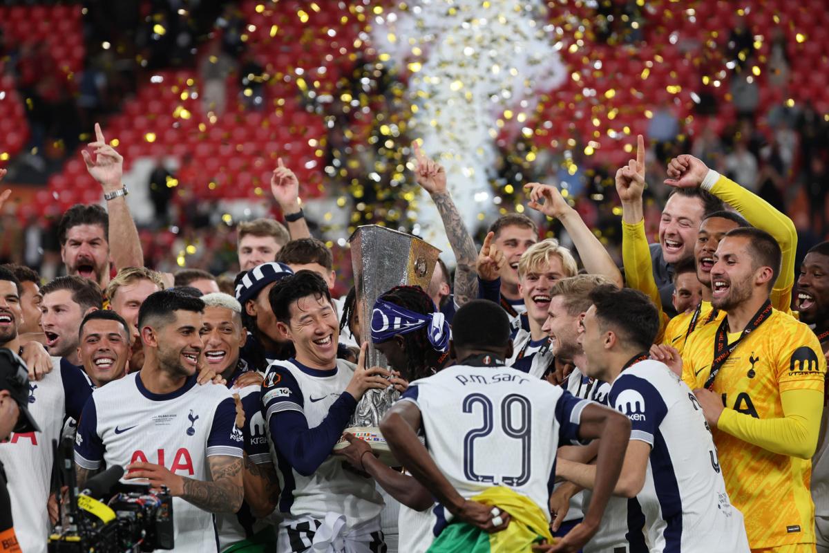 Los jugadores del Tottenham levantan la Europa League 2024-2025 tras vencer 1-0 en la final al Manchester United
