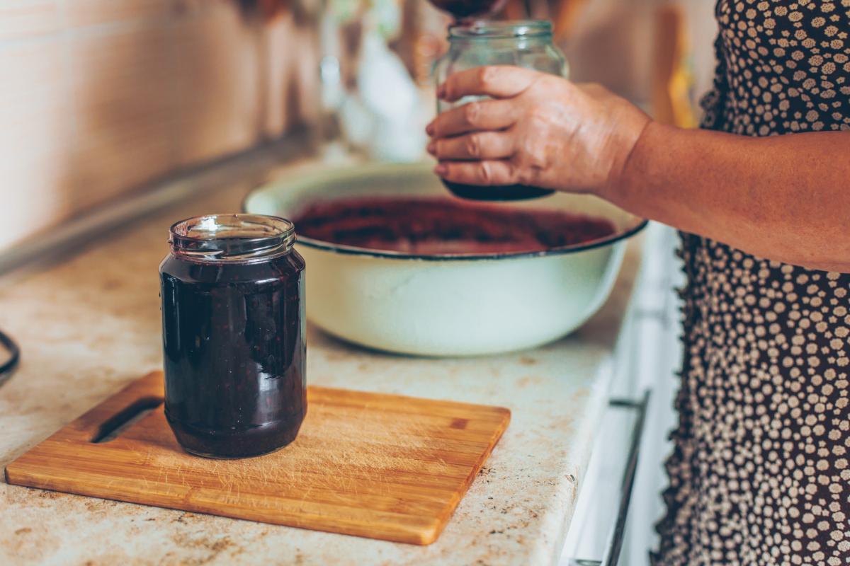 Una persona, preparando un postre casero