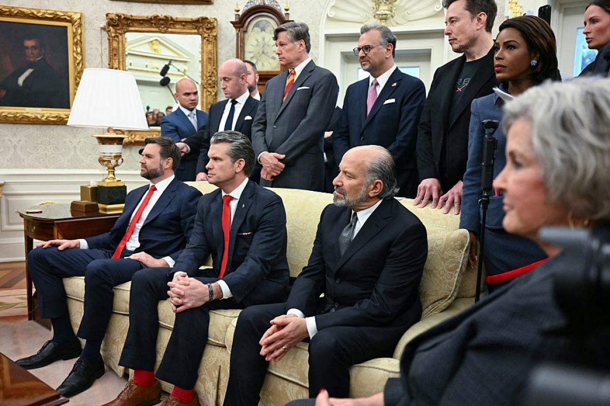 Elon Musk, a la derecha atrás, en el encuentro entre Donald Trump y Cyril Ramaphosa