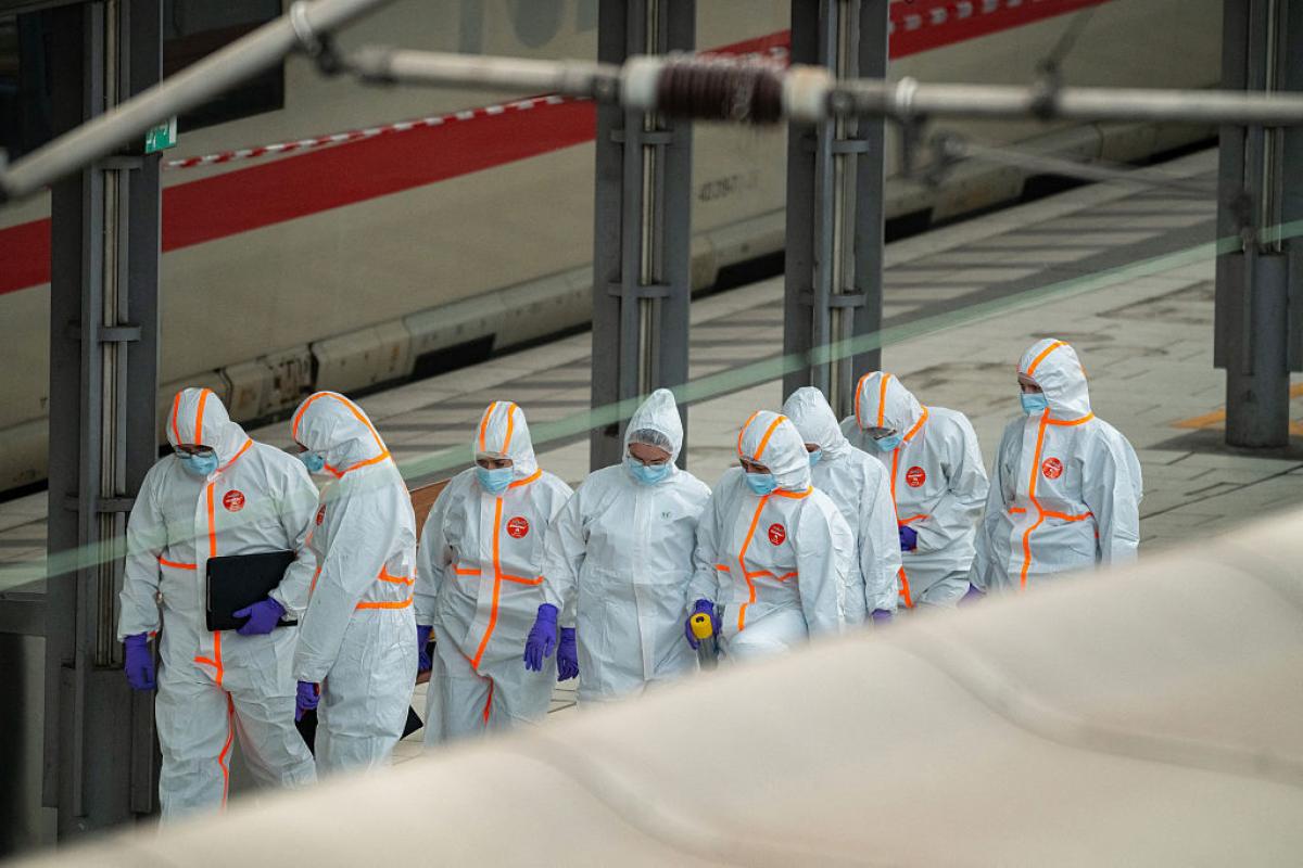 Forenses investigan la escena del ataque masivo con cuchillo en la Estación Central de Hamburgo