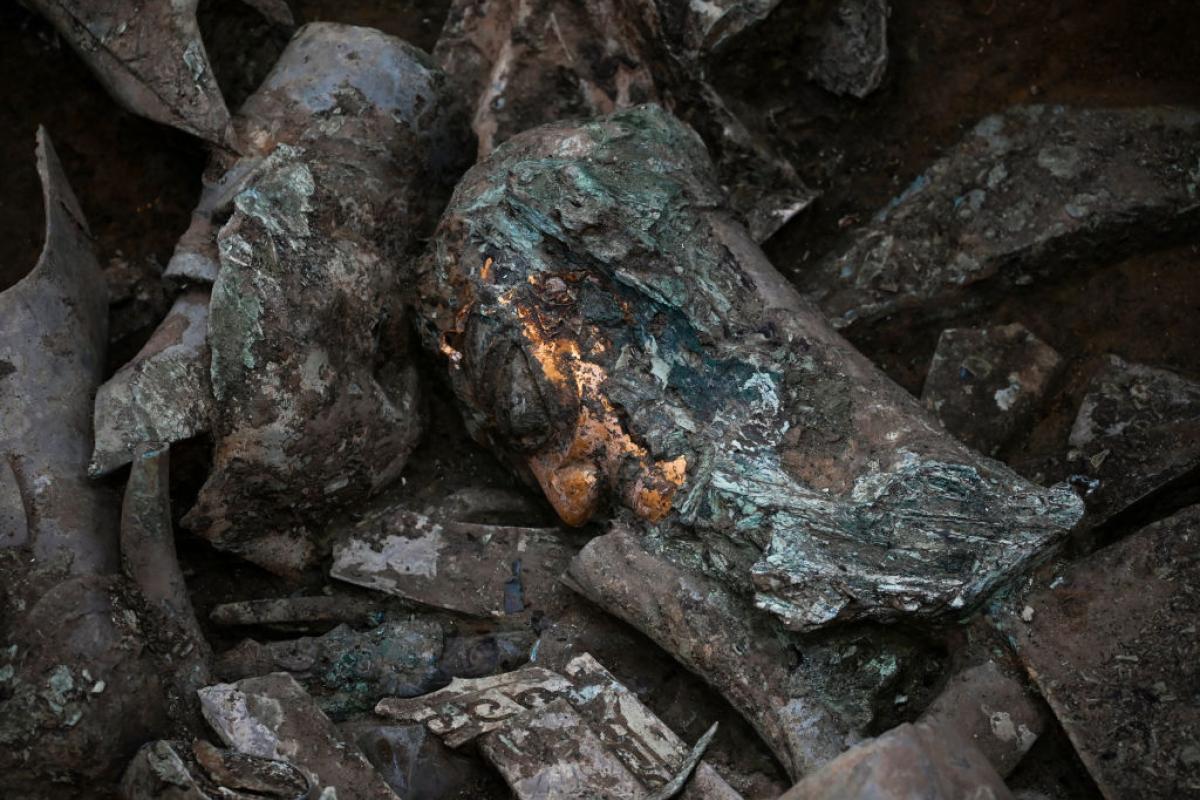 Restos de objetos bañados en oro en el yacimiento chino de Sanxingdui.