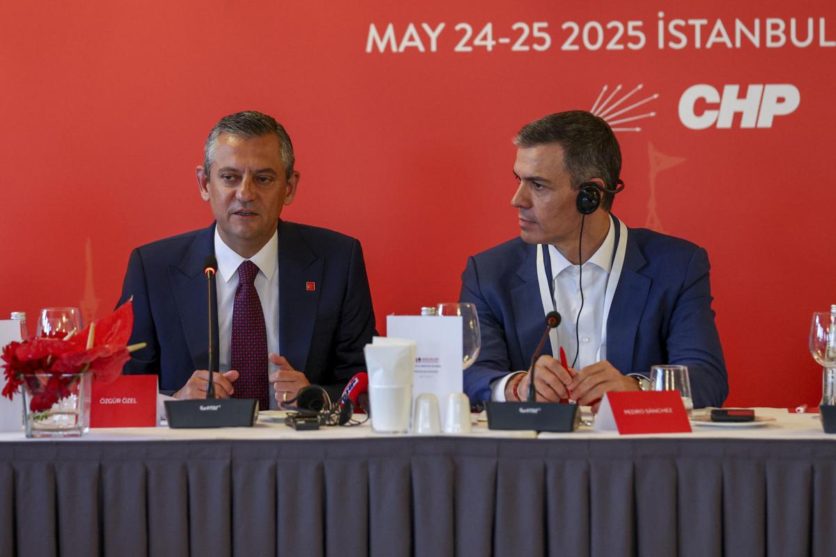 El secretario general del PSOE y presidente del Gobierno español, Pedro Sánchez (d), y el líder del Partido Republicano del Pueblo, Özgür Özel