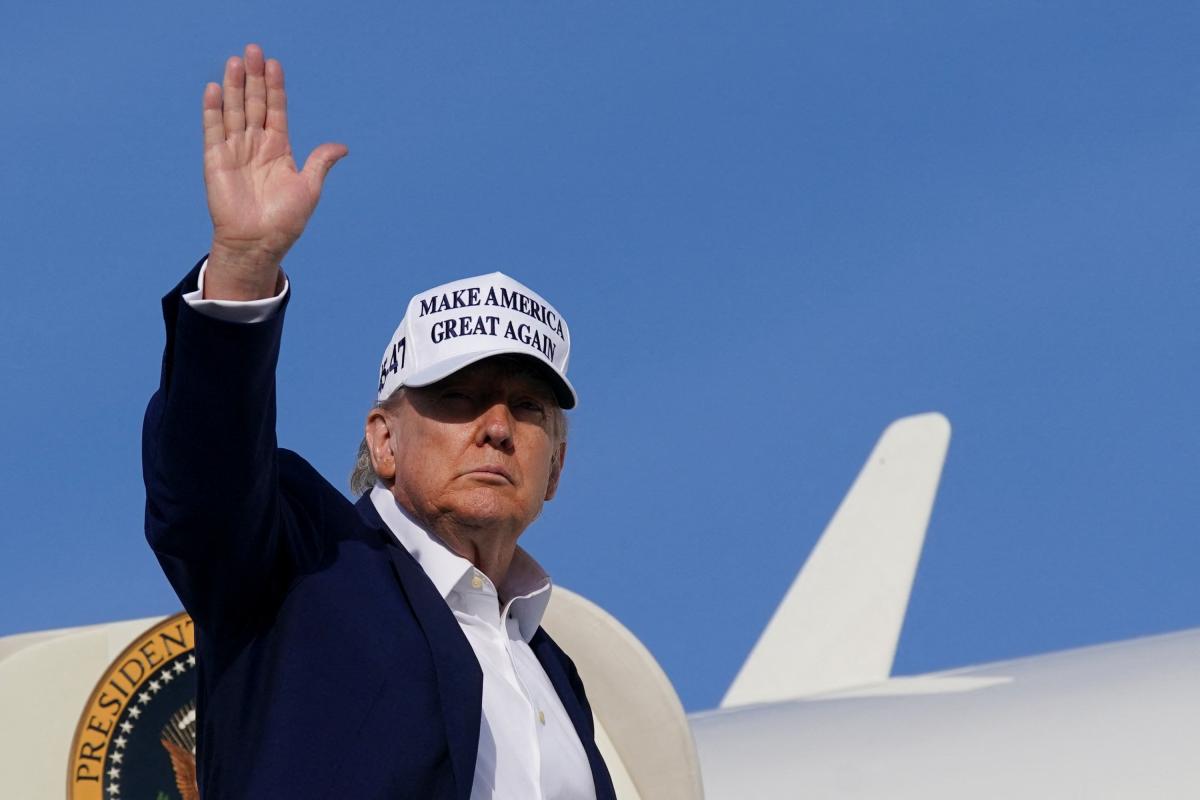 Donald Trump, antes de subirse al Air Force One
