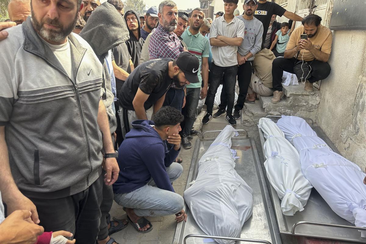 Familiares de las víctimas acuden a la morgue del Hospital al Shifa, después de que al menos 31 palestinos murieran durante la madrugada de este lunes en el bombardeo israelí de una escuela, donde se refugiaban personas desplazas, en la norteña ciudad de Gaza.