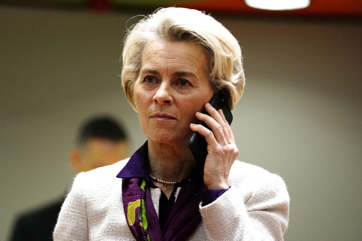 La presidenta de la Comisión Europea, Ursula von der Leyen, habla por teléfono desde Bruselas.