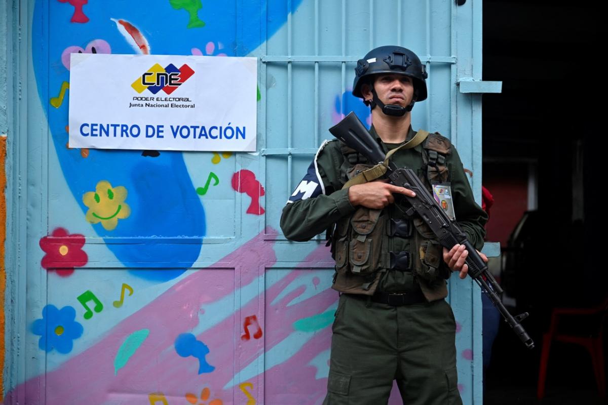 Un militar vigila un colegio electoral en las elecciones regionales y municipales de Venezuela.