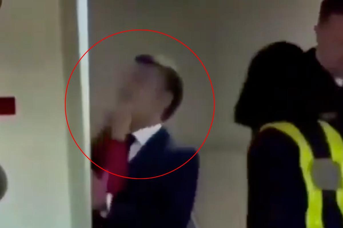 El 'manotazo' de Brigitte a Emmanuel Macron al llegar a Vietnam.