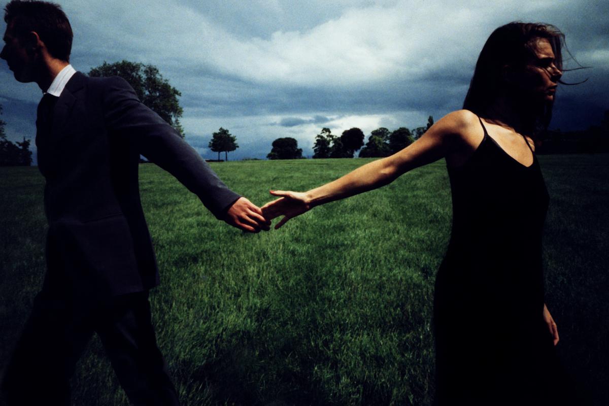 Imagen de una pareja soltándose la mano.