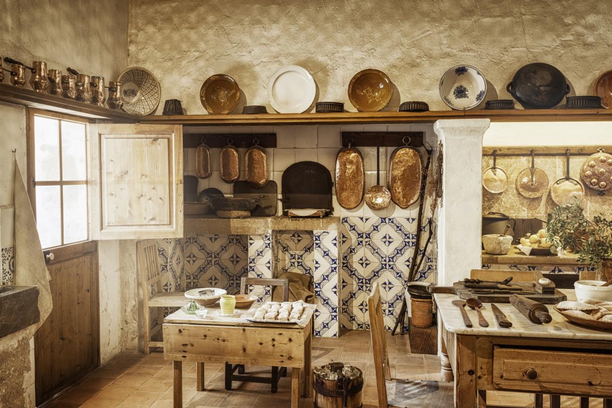 Imagen de una cocina antigua mallorquina.