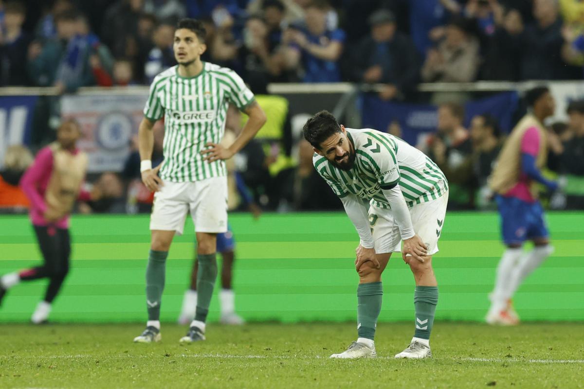 Los jugadores del Betis, Isco y Marc Bartra, tras encajar el tercer gol frente al Chelsea en la final de la Conference League