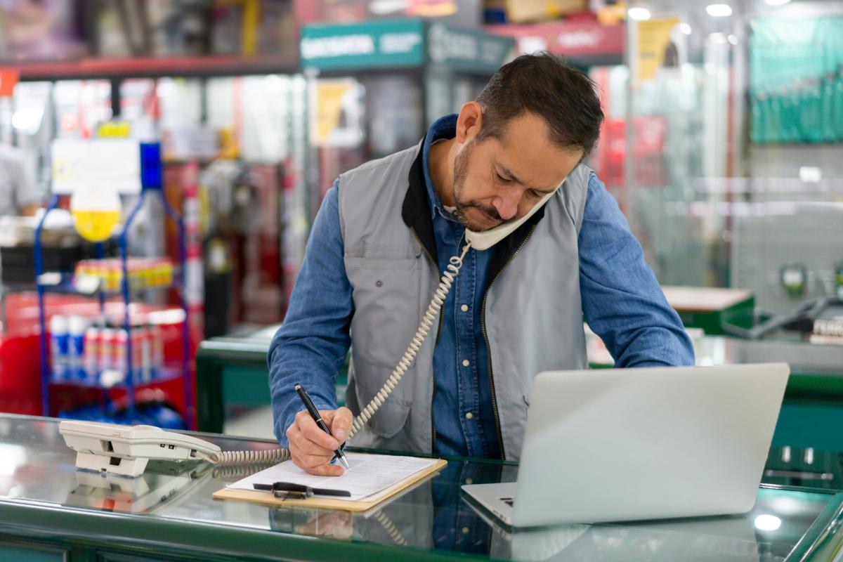 Imagen de una persona atendiendo un pedido en un almacén.