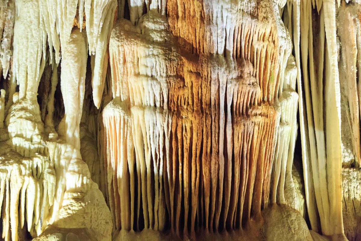 Imagen del interior de las Cuevas del Águila.