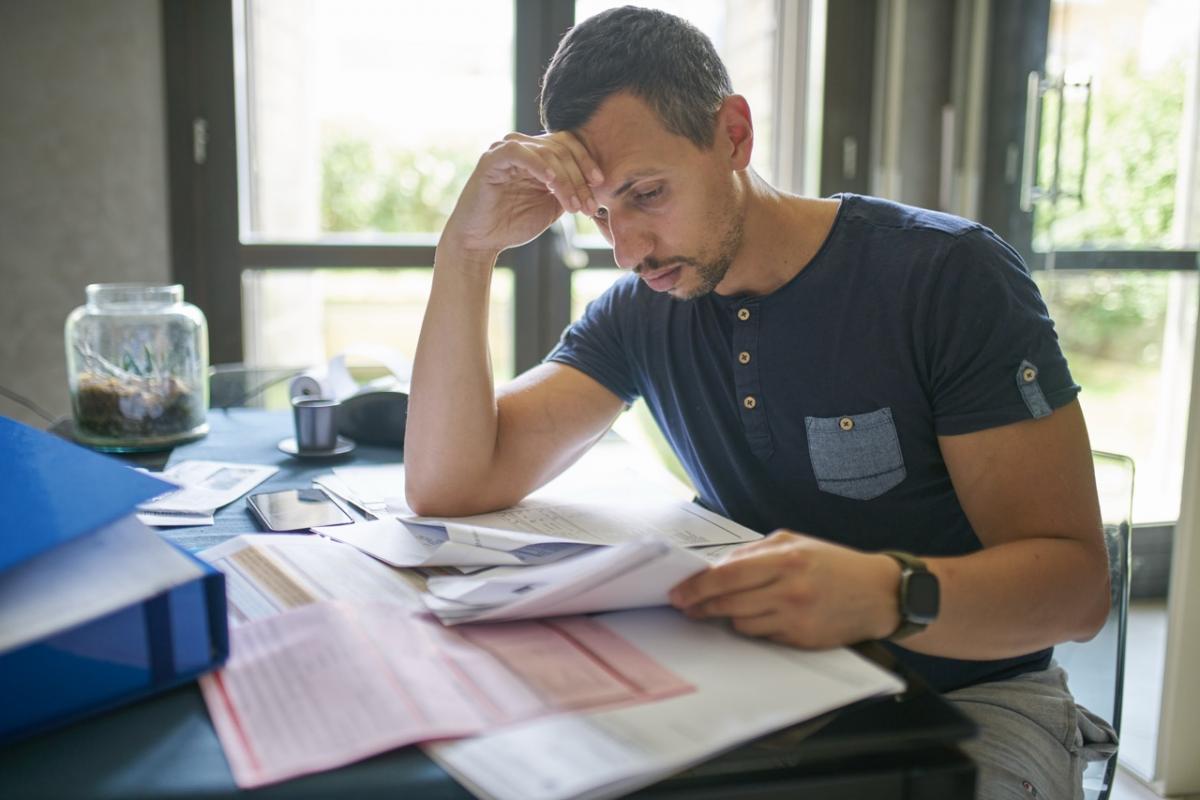 Un hombre revisa la factura de la luz
