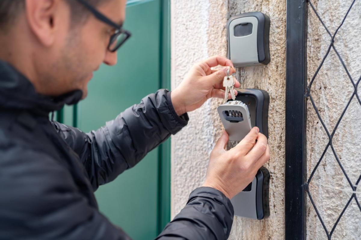 Un turista recoge las llaves del piso turístico en el que se va a alojar.