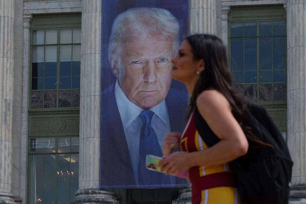 Una lona con un retrato de Donald Trump en la fachada de la sede del Departamento de Agricultura de Estados Unidos.